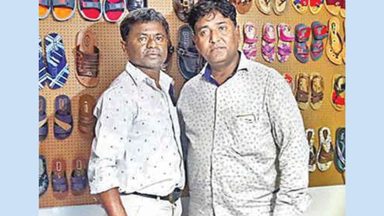 ಗುಜರಾತ್ ಗಲಭೆ ‘ಮುಖ’ಗಳೀಗ ದೋಸ್ತಿ! ಗುಜರಾತ್ ಗಲಭೆ ‘ಮುಖ’ಗಳೀಗ ದೋಸ್ತಿ!