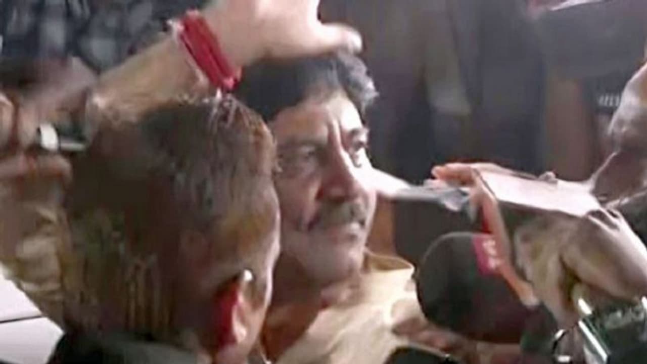 ದಿಲ್ಲಿ ಜೈಲಲ್ಲಿ ಹಿಂದಿ ಕಲಿಯುತ್ತಿದ್ದಾರೆ ಡಿಕೆಶಿ! ದಿಲ್ಲಿ ಜೈಲಲ್ಲಿ ಹಿಂದಿ ಕಲಿಯುತ್ತಿದ್ದಾರೆ ಡಿಕೆಶಿ!