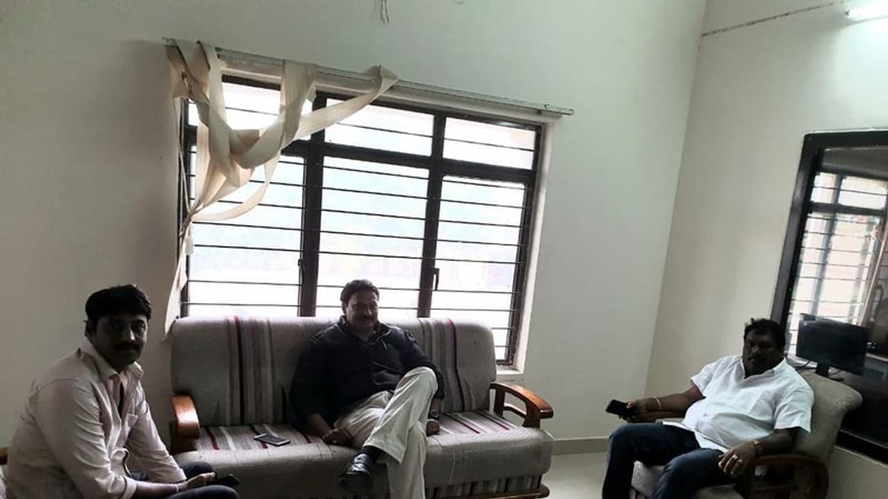 గుంటూరులో టెన్షన్: టీడీపీ నేతల ముందస్తు అరెస్ట్ గుంటూరులో టెన్షన్: టీడీపీ నేతల ముందస్తు అరెస్ట్