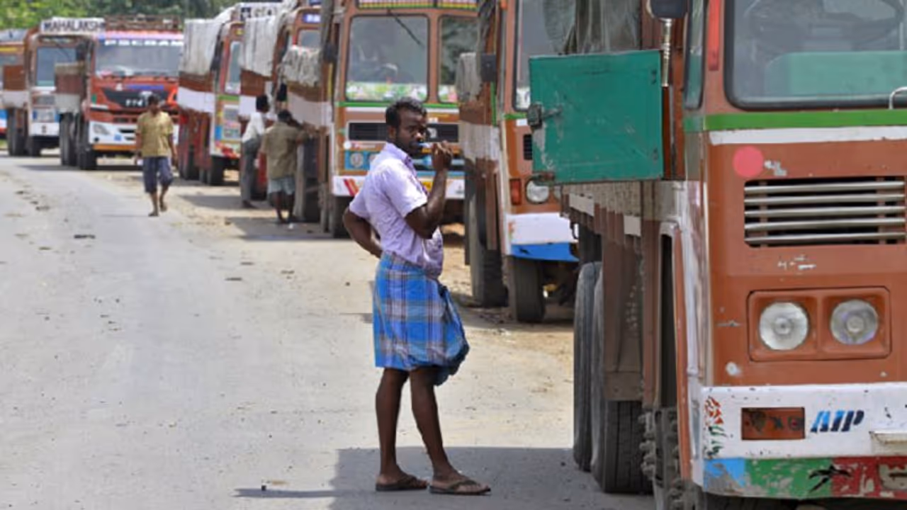 ಲುಂಗಿ ಧರಿಸಿದರೆ ಲಾರಿ ಚಾಲಕರಿಗೆ 2000 ರು. ದಂಡ!