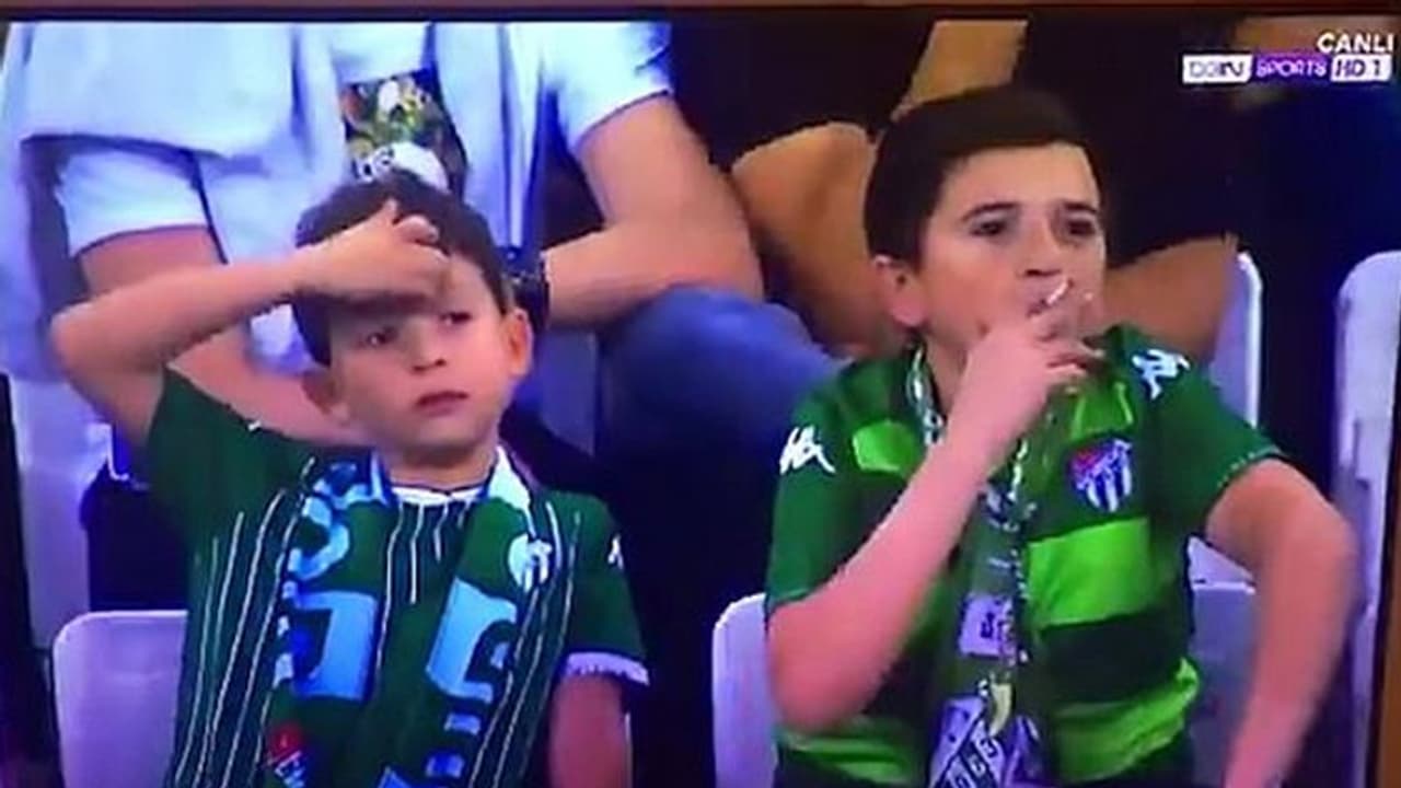 ഗാലറിയില് സിഗരറ്റ് വലിച്ച് 'പയ്യന്'; വൈറലായ പയ്യന് കുട്ടിയുണ്ടെന്നറിഞ്ഞ് ഞെട്ടി സംഘാടകര് ഗാലറിയില് സിഗരറ്റ് വലിച്ച് 'പയ്യന്'; വൈറലായ പയ്യന് കുട്ടിയുണ്ടെന്നറിഞ്ഞ് ഞെട്ടി സംഘാടകര്