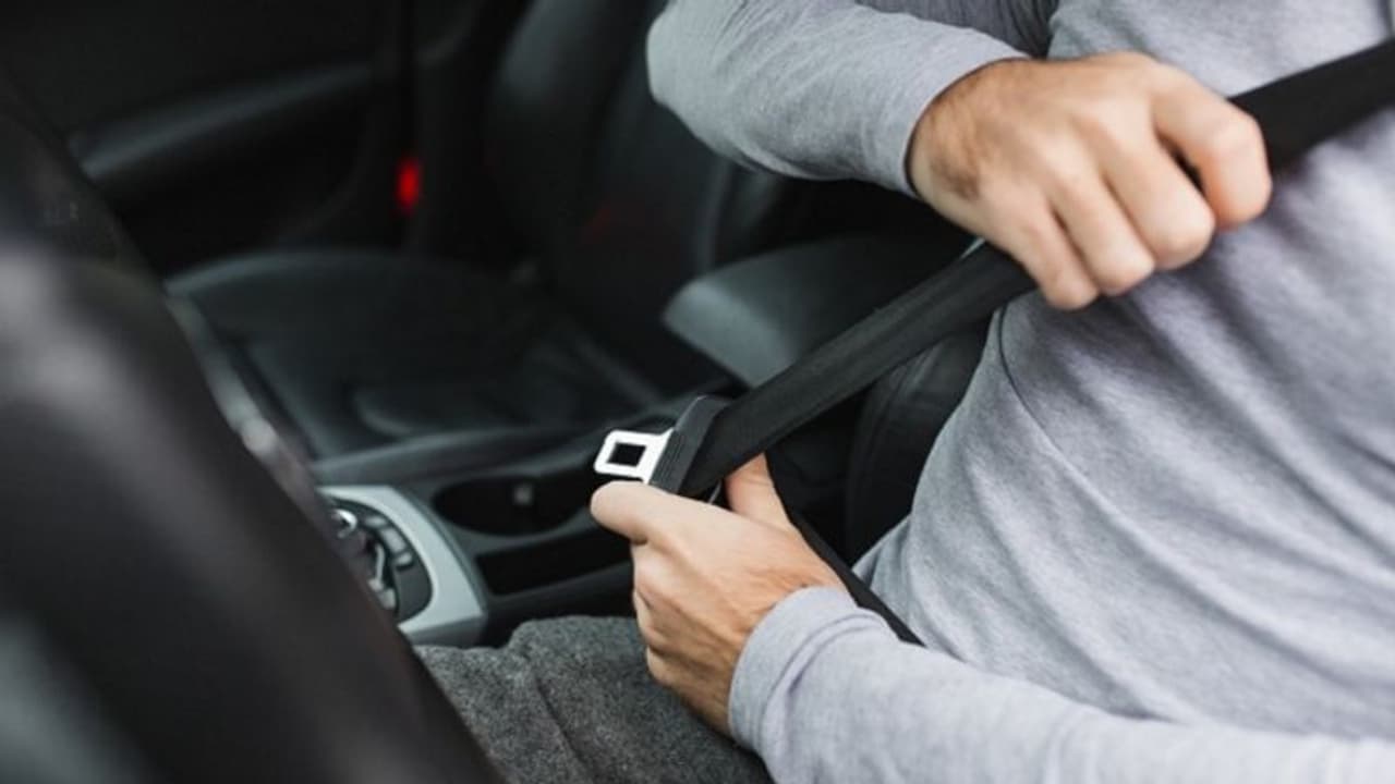 ಹುಬ್ಬಳ್ಳಿಯಲ್ಲಿ ಸೀಟ್ ಬೆಲ್ಟ್ ಹಾಕದ ಪೊಲೀಸಪ್ಪನ ಬೆವರಿಳಿಸಿದ ಬೈಕ್ ಸವಾರ! ಹುಬ್ಬಳ್ಳಿಯಲ್ಲಿ ಸೀಟ್ ಬೆಲ್ಟ್ ಹಾಕದ ಪೊಲೀಸಪ್ಪನ ಬೆವರಿಳಿಸಿದ ಬೈಕ್ ಸವಾರ!