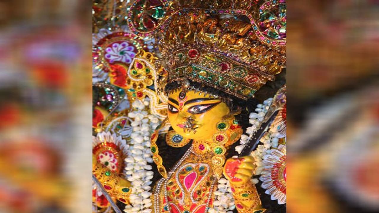 বেহালার জগৎরাম মুখোপাধ্যায় এর পুজো এখন সোনার দুর্গা রূপে পুজিত হন বেহালার জগৎরাম মুখোপাধ্যায় এর পুজো এখন সোনার দুর্গা রূপে পুজিত হন