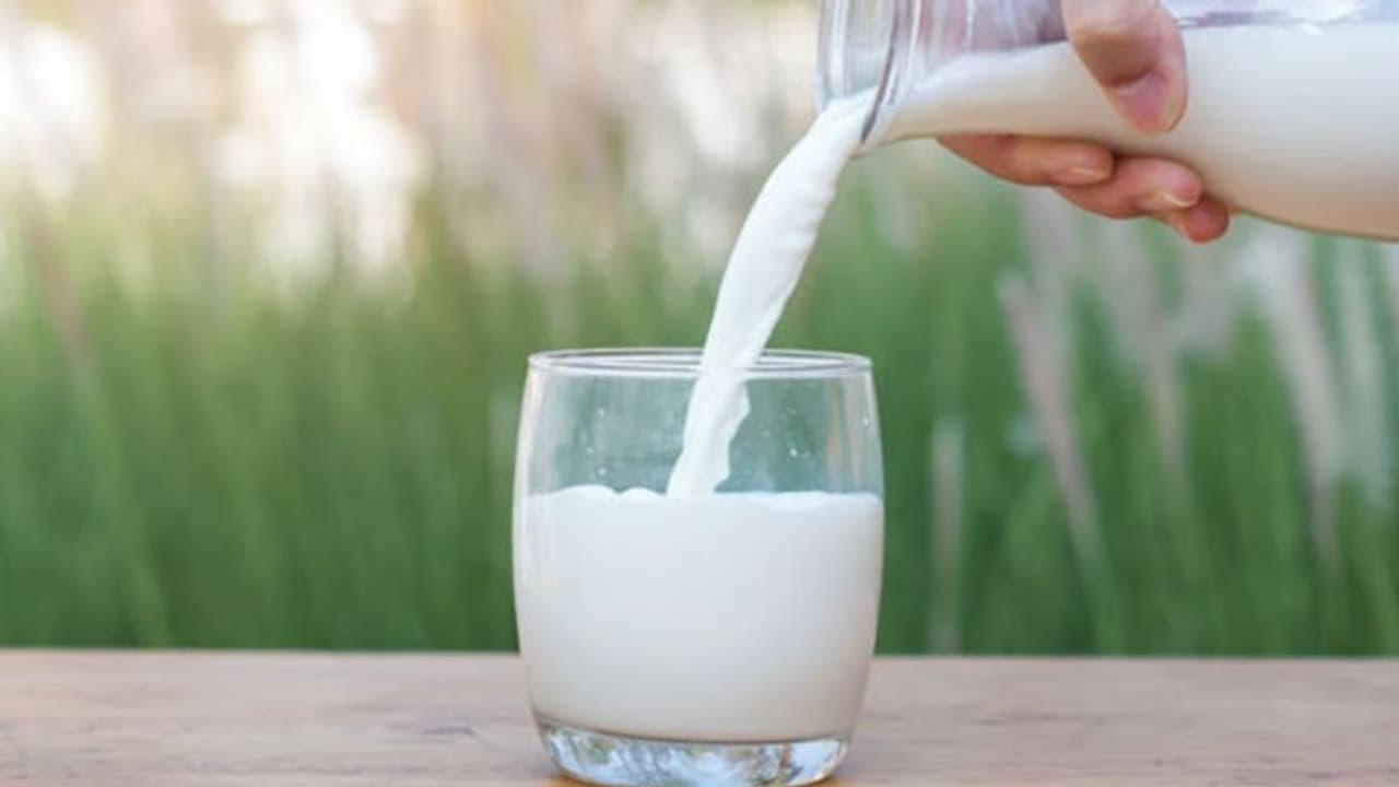 പെട്രോളിന് വില 113 രൂപ, പാലിന് 140 രൂപയും; ഏതാ നാടെന്നറിയാമോ? പെട്രോളിന് വില 113 രൂപ, പാലിന് 140 രൂപയും; ഏതാ നാടെന്നറിയാമോ?