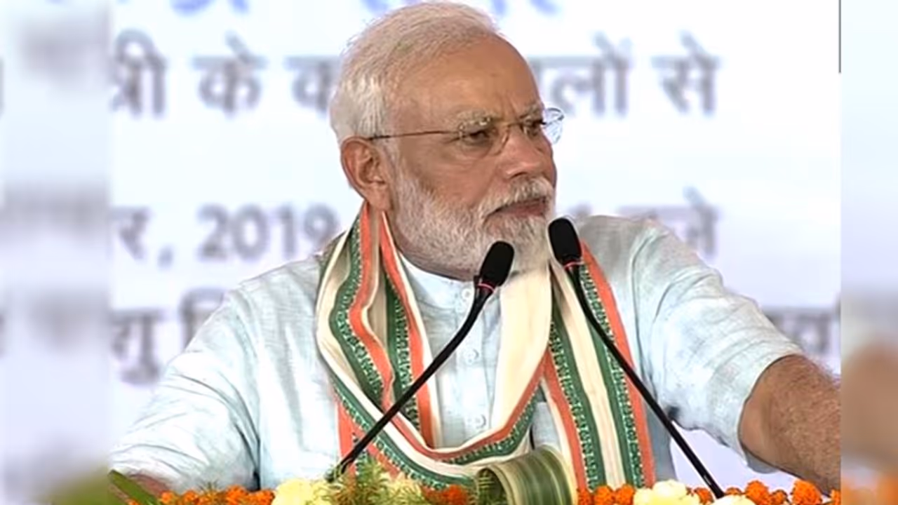 PM मोदी ने मथुरा को दी हजार करोड़ रुपए की सौगात, बोले हम देंगे बापू को सच्ची श्रद्धांजलि PM मोदी ने मथुरा को दी हजार करोड़ रुपए की सौगात, बोले हम देंगे बापू को सच्ची श्रद्धांजलि