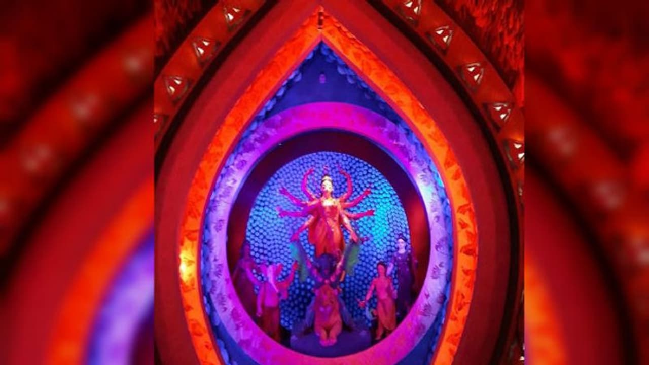 কলকাতা পুলিশকে কুর্নিশ জানিয়েই সেজে উঠবে কৈলাস বোস স্ট্রিট সর্বজনীন দুর্গোৎসবের মণ্ডপ কলকাতা পুলিশকে কুর্নিশ জানিয়েই সেজে উঠবে কৈলাস বোস স্ট্রিট সর্বজনীন দুর্গোৎসবের মণ্ডপ