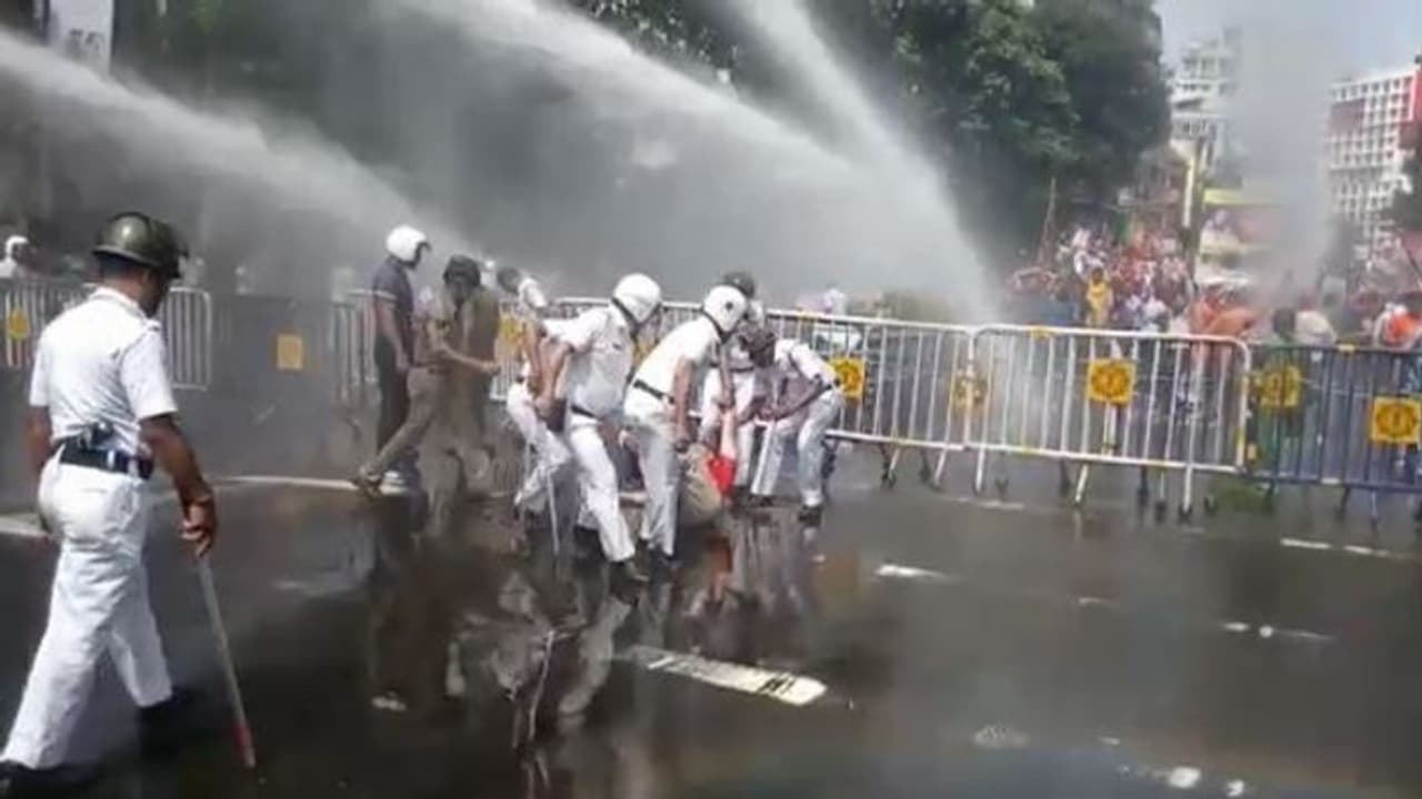 বিদ্যুতের মাশুল বৃদ্ধির প্রতিবাদে বিজেপির মিছিল, ধুন্ধুমার ধর্মতলা বিদ্যুতের মাশুল বৃদ্ধির প্রতিবাদে বিজেপির মিছিল, ধুন্ধুমার ধর্মতলা