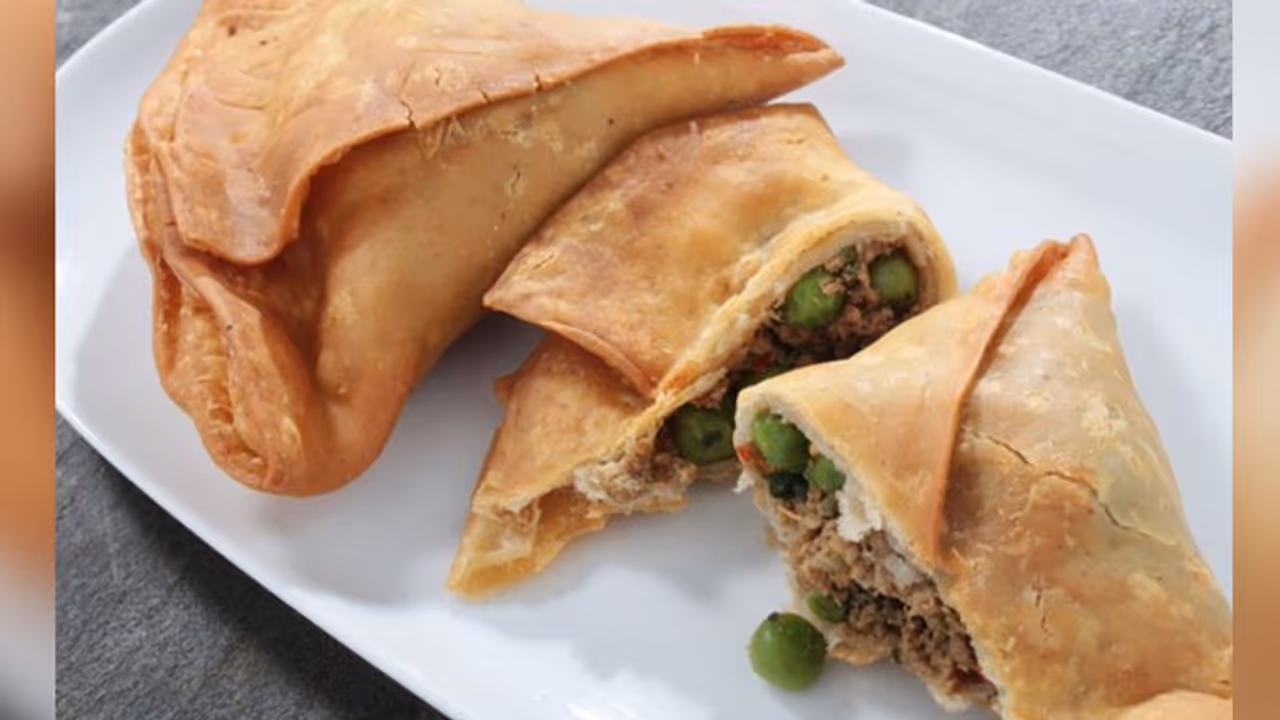 बिना तेल के घर पर बना सकते हैं टेस्टी समोसे, ऐसे होता है तैयार बिना तेल के घर पर बना सकते हैं टेस्टी समोसे, ऐसे होता है तैयार