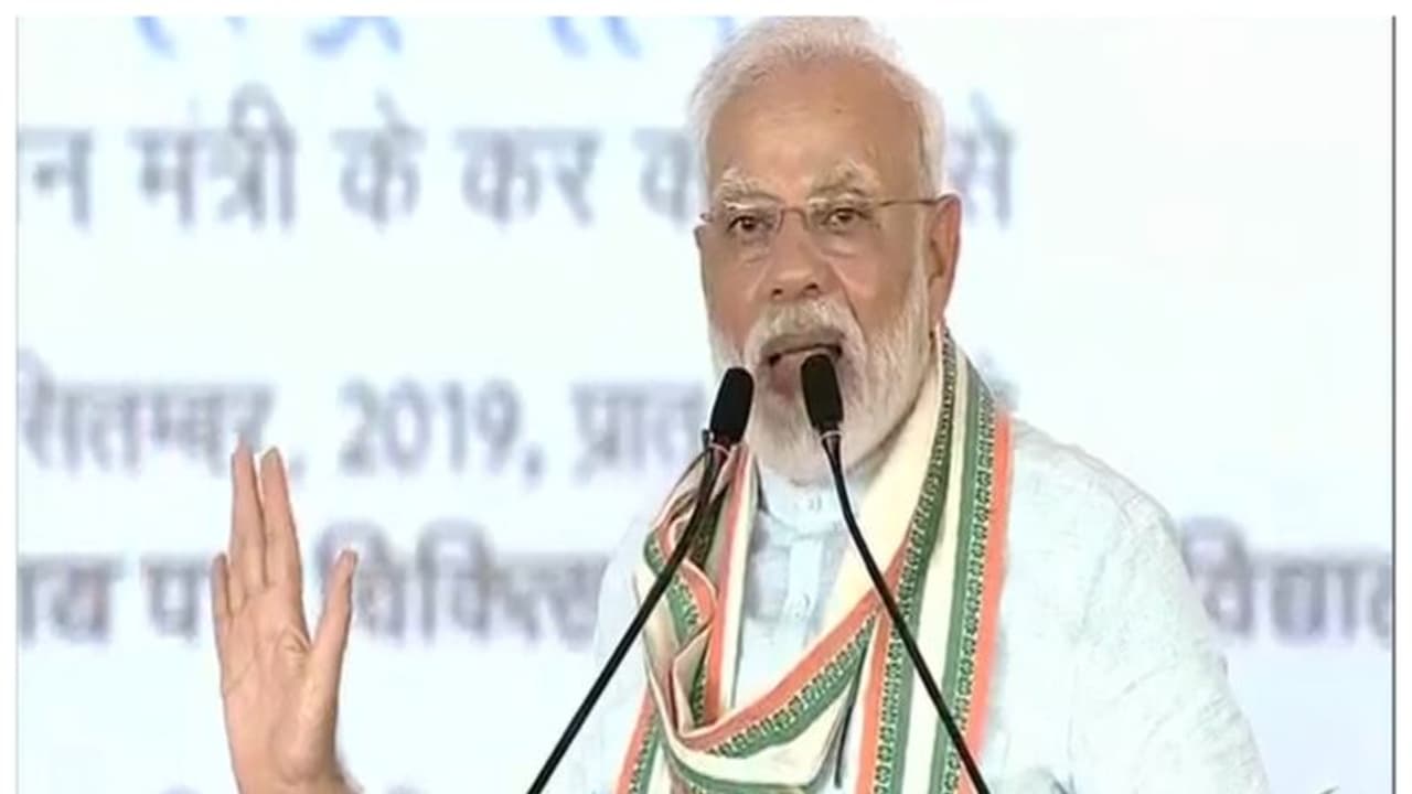 শিকড় থেকে বিকাশ সবই প্রতিবেশীর ঘরে, ৯/১১ এর দিনেও পাকিস্তানকে একঘরে করলেন মোদী শিকড় থেকে বিকাশ সবই প্রতিবেশীর ঘরে, ৯/১১ এর দিনেও পাকিস্তানকে একঘরে করলেন মোদী