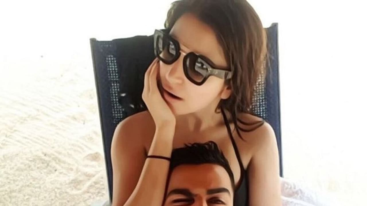 #INDvSA ಸರಣಿಗೂ ಮುನ್ನ ವಿರುಷ್ಕಾ ರಿಲ್ಯಾಕ್ಸ್; ಬೀಚ್ ಫೋಟೋಗೆ ಫ್ಯಾನ್ಸ್ ಟ್ವೀಟ್ ! #INDvSA ಸರಣಿಗೂ ಮುನ್ನ ವಿರುಷ್ಕಾ ರಿಲ್ಯಾಕ್ಸ್; ಬೀಚ್ ಫೋಟೋಗೆ ಫ್ಯಾನ್ಸ್ ಟ್ವೀಟ್ !