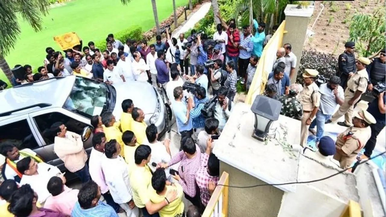 ರಾಜಕೀಯ ಹೈಡ್ರಾಮಾ: ಗೃಹ ಬಂಧನದಲ್ಲಿ ಮಾಜಿ ಮುಖ್ಯಮಂತ್ರಿ! ರಾಜಕೀಯ ಹೈಡ್ರಾಮಾ: ಗೃಹ ಬಂಧನದಲ್ಲಿ ಮಾಜಿ ಮುಖ್ಯಮಂತ್ರಿ!