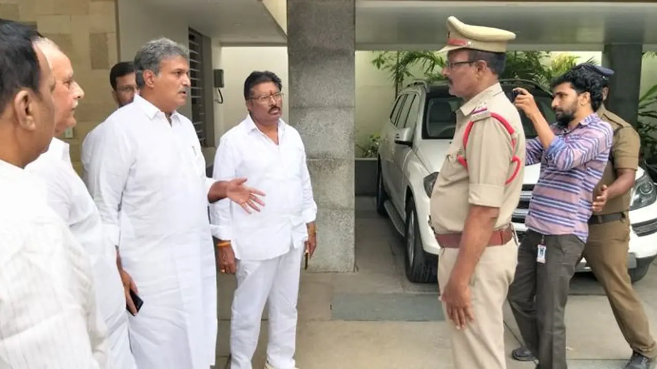 ‘నా పేరు, హోదాను అక్రమంగా వినియోగిస్తున్నారు’... సోదరుడిపై ఎంపీ కేశినేని నాని ఫిర్యాదు, ఎఫ్ఐఆర్ నమోదు.. ‘నా పేరు, హోదాను అక్రమంగా వినియోగిస్తున్నారు’... సోదరుడిపై ఎంపీ కేశినేని నాని ఫిర్యాదు, ఎఫ్ఐఆర్ నమోదు..