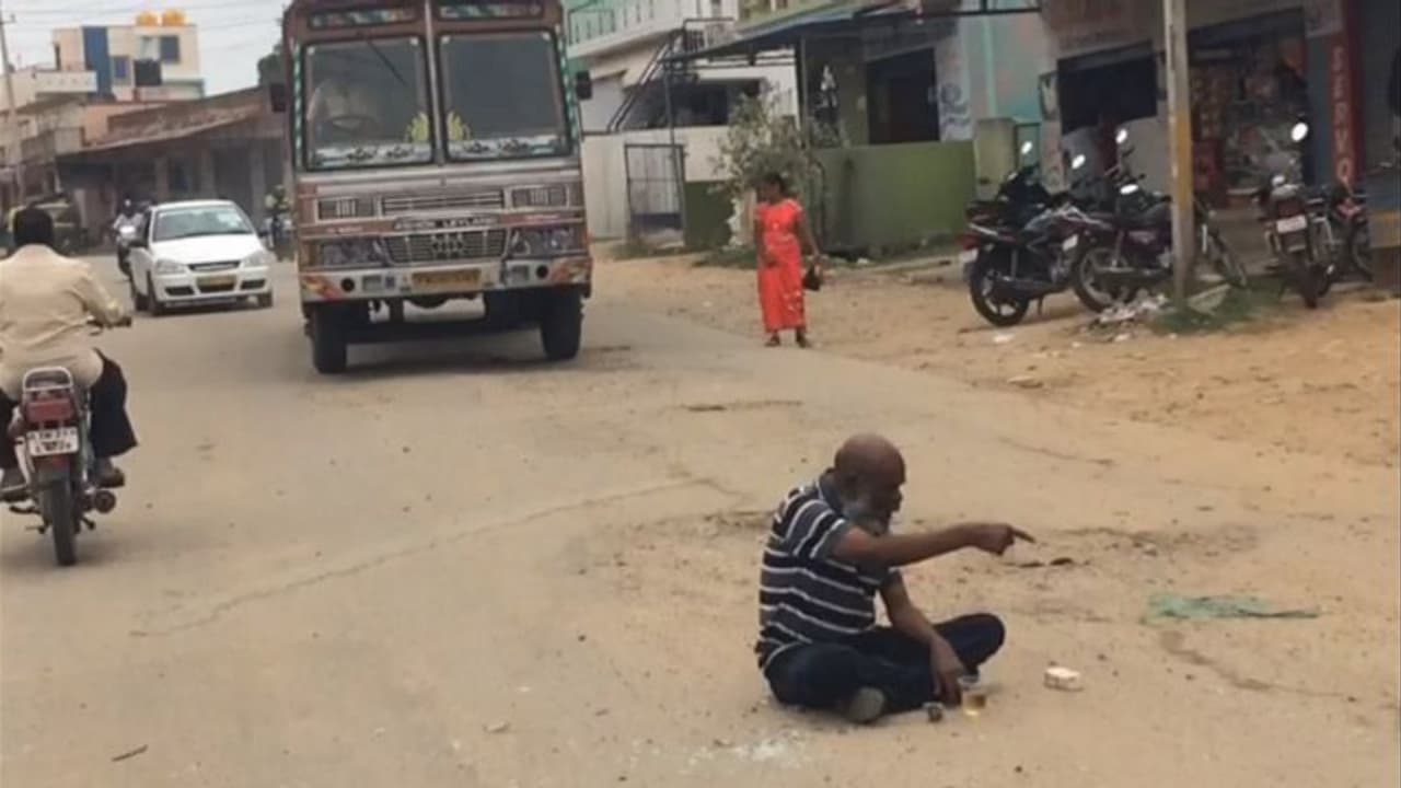 ಕೋಲಾರ: ಹಾಡಹಗಲೇ ನಡು ರಸ್ತೆಯಲ್ಲೇ ಎಣ್ಣೆ ಪಾರ್ಟಿ..! ಕಾರಣ ಇಂಟ್ರೆಸ್ಟಿಂಗ್ ಕೋಲಾರ: ಹಾಡಹಗಲೇ ನಡು ರಸ್ತೆಯಲ್ಲೇ ಎಣ್ಣೆ ಪಾರ್ಟಿ..! ಕಾರಣ ಇಂಟ್ರೆಸ್ಟಿಂಗ್