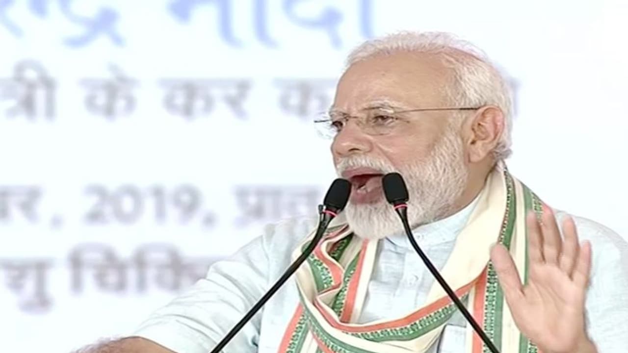 पीएम मोदी ने गाय के नाम पर विपक्ष पर कसा तंज, इस मामले पर की योगी आदित्यनाथ की तारीफ पीएम मोदी ने गाय के नाम पर विपक्ष पर कसा तंज, इस मामले पर की योगी आदित्यनाथ की तारीफ