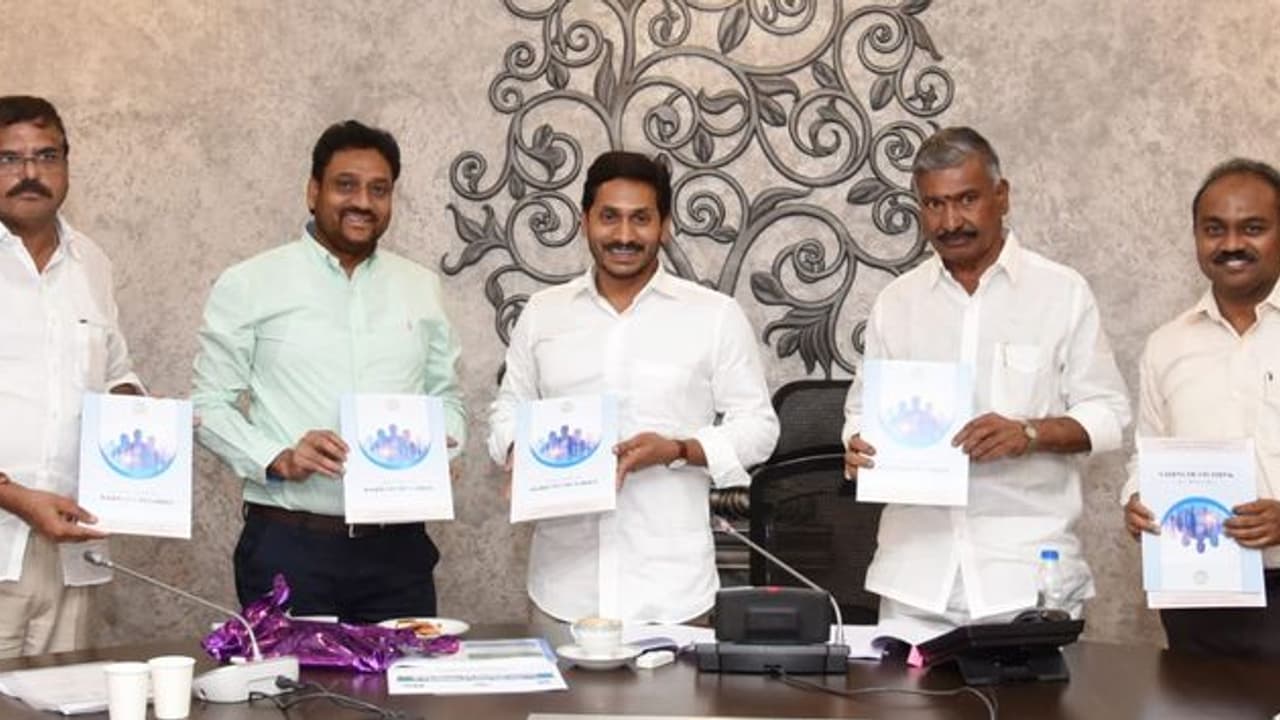 సాకులు చెప్పొద్దు , ప్రతీ ఒక్కరికీ పథకాలు అందాలి: సీఎం జగన్ సాకులు చెప్పొద్దు , ప్రతీ ఒక్కరికీ పథకాలు అందాలి: సీఎం జగన్