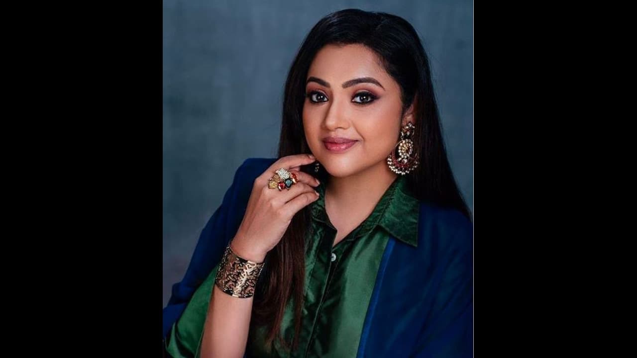 "அண்ணாத்த" கூட மீண்டும் டூயட்டா?... உடல் எடையை குறைத்து... செம்ம ஸ்லிம் லுக்கிற்கு மாறிய மீனா...!