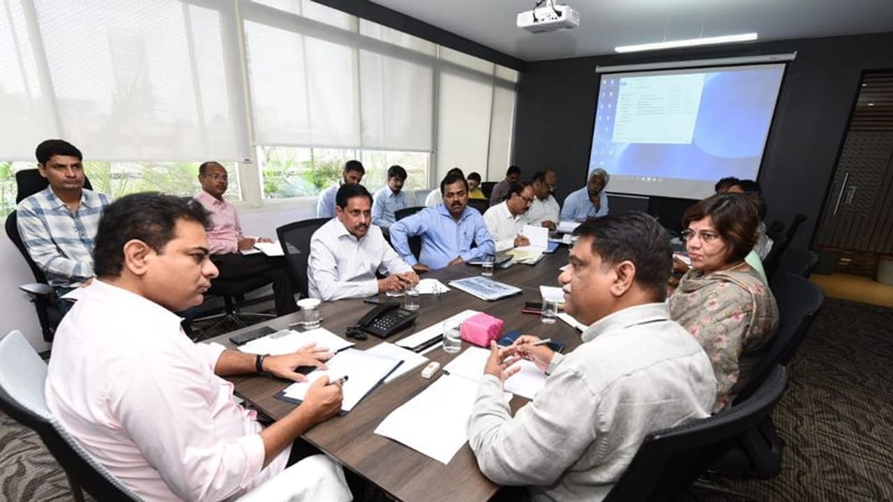 అవినీతికి పాల్పడితే కఠిన చర్యలు: మున్సిపల్ కమిషనర్ల మీటింగ్‌లో కేటీఆర్