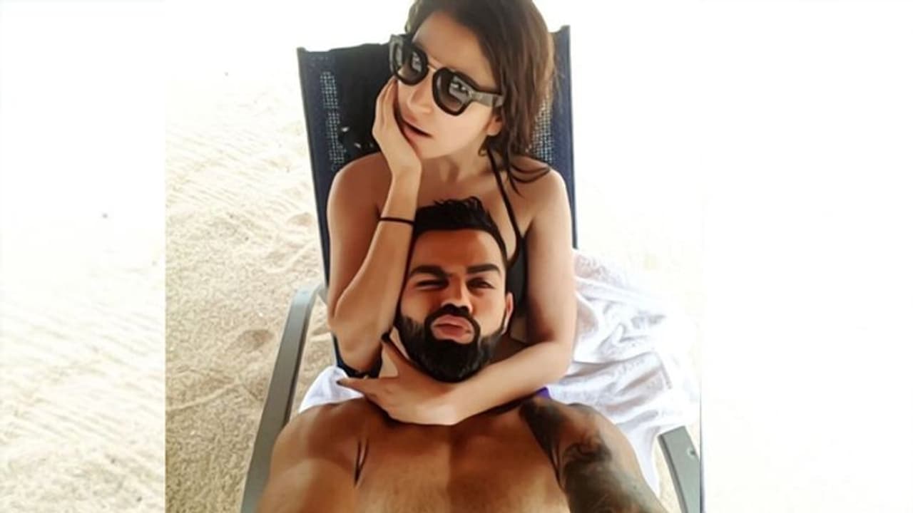 వైరల్ పిక్: వీరుష్క బీచ్ ఫన్