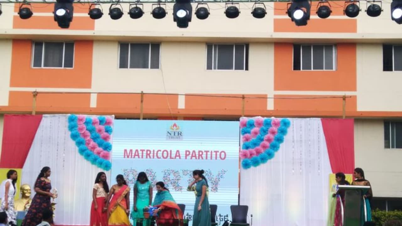 మీమీద మీకు నమ్మకం ఉంటే ఏదైనా సాధించొచ్చు: నారా భువనేశ్వరి మీమీద మీకు నమ్మకం ఉంటే ఏదైనా సాధించొచ్చు: నారా భువనేశ్వరి