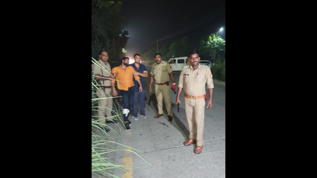 इनामी बदमाश को पुलिस ने मारी गोली, डबल मर्डर के मामले में थी तलाश