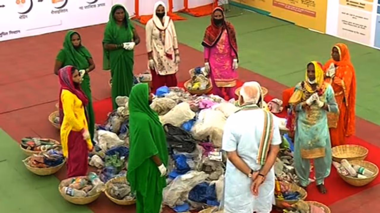 कूड़ा बीनने वाली महिलाओं से मोदी ने पूछे ये सवाल, पढ़ें महिला की जुबानी कूड़ा बीनने वाली महिलाओं से मोदी ने पूछे ये सवाल, पढ़ें महिला की जुबानी