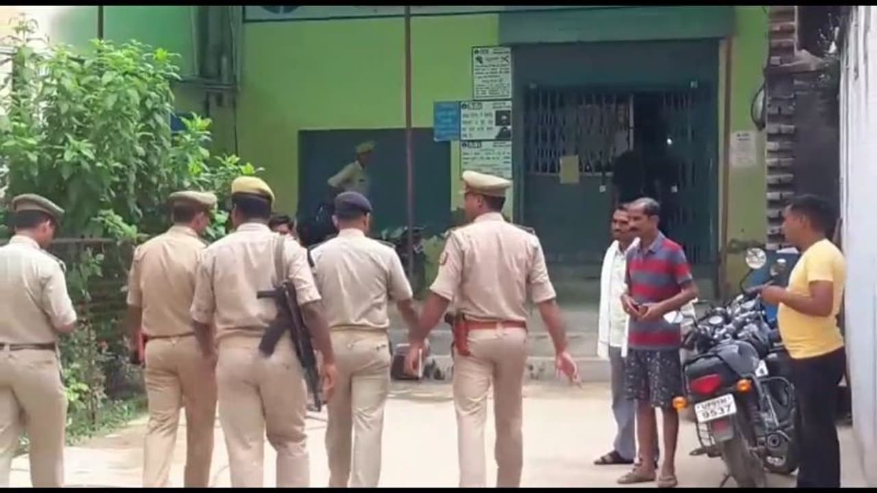 बाइक सवार झपटमारों ने दिन दहाड़े महिला के हाथ से छीने एक लाख रुपए बाइक सवार झपटमारों ने दिन दहाड़े महिला के हाथ से छीने एक लाख रुपए