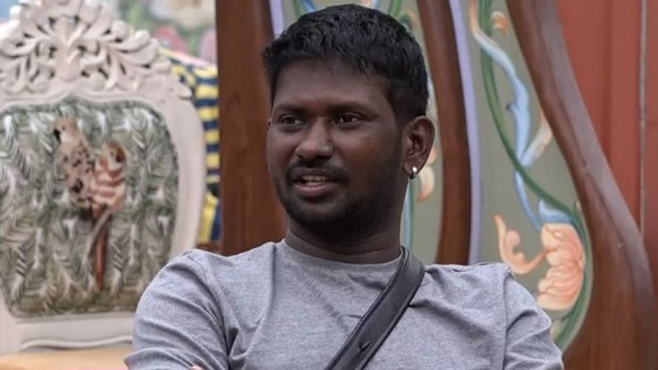 గతిలేక రాలేదు.. చెప్పులు తుడవాలా..? బిగ్ బాస్ పై మహేష్ ఫైర్! గతిలేక రాలేదు.. చెప్పులు తుడవాలా..? బిగ్ బాస్ పై మహేష్ ఫైర్!