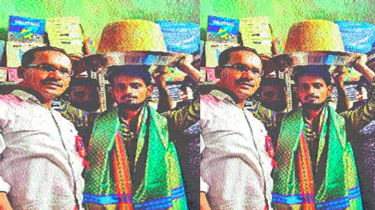 వినాయకుడి లడ్డూలను దక్కించుకున్న ముస్లిం యువకుడు వినాయకుడి లడ్డూలను దక్కించుకున్న ముస్లిం యువకుడు