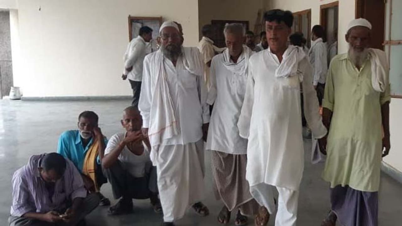 सात मुर्दे पहुंचे डीएम के ऑफिस, बोले हमे भी चाहिए पेंशन