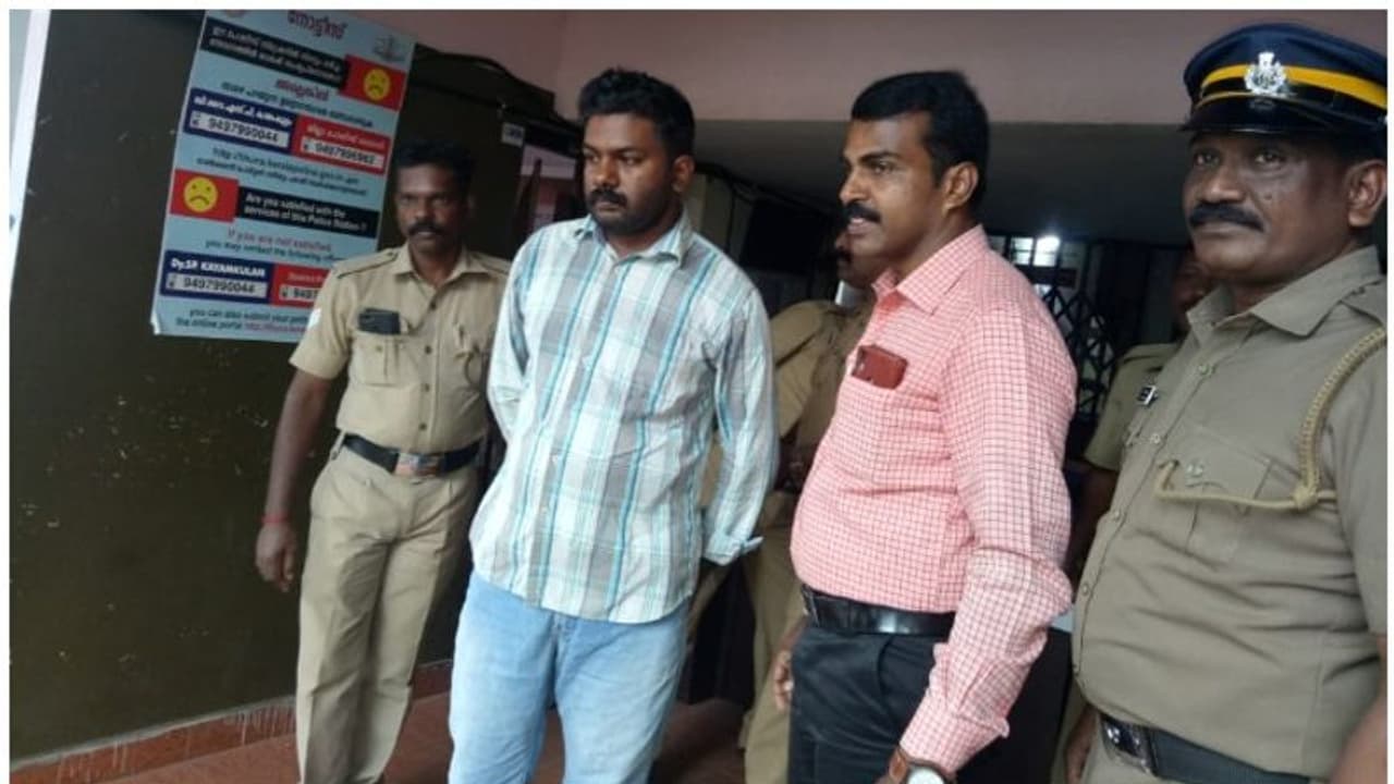 പിഡബ്ല്യുഡി ഉദ്യോഗസ്ഥന് ചമഞ്ഞെത്തി ക്യാമറ മോഷ്ടിച്ചു; പ്രതിയെ തമിഴ്നാട്ടില് നിന്നും പിടികൂടി പിഡബ്ല്യുഡി ഉദ്യോഗസ്ഥന് ചമഞ്ഞെത്തി ക്യാമറ മോഷ്ടിച്ചു; പ്രതിയെ തമിഴ്നാട്ടില് നിന്നും പിടികൂടി