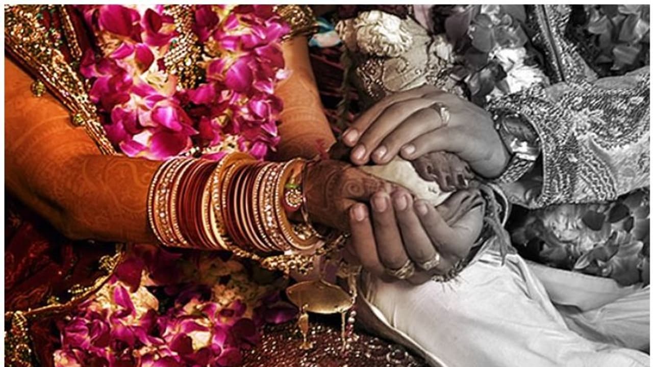 കാമുകിയെ വിവാഹം ചെയ്യാന് ഹിന്ദു മതം സ്വീകരിച്ച യുവാവ് വീണ്ടും മുസ്ലിമായി; കേസ് സുപ്രീം കോടതിയില് കാമുകിയെ വിവാഹം ചെയ്യാന് ഹിന്ദു മതം സ്വീകരിച്ച യുവാവ് വീണ്ടും മുസ്ലിമായി; കേസ് സുപ്രീം കോടതിയില്