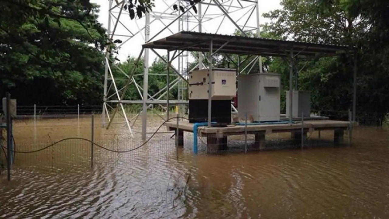 ಪ್ರಾಕೃತಿಕ ದುರಂತ: ಅವಿಭಜಿತ ದ.ಕ. ಜಿಲ್ಲೆಯ 60 ಮೊಬೈಲ್ ಟವರ್ಗಳಿಗೆ ಹಾನಿ! ಪ್ರಾಕೃತಿಕ ದುರಂತ: ಅವಿಭಜಿತ ದ.ಕ. ಜಿಲ್ಲೆಯ 60 ಮೊಬೈಲ್ ಟವರ್ಗಳಿಗೆ ಹಾನಿ!