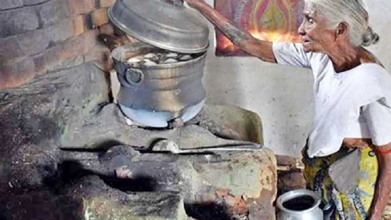 தள்ளாத வயதிலும் ஒரு ரூபாய்க்கு இட்லி சுட்டு விற்கும் கமலாத்தாள் பாட்டி... வலைத்தளங்களில் வந்து குவியும் வாழ்த்துக்கள்...