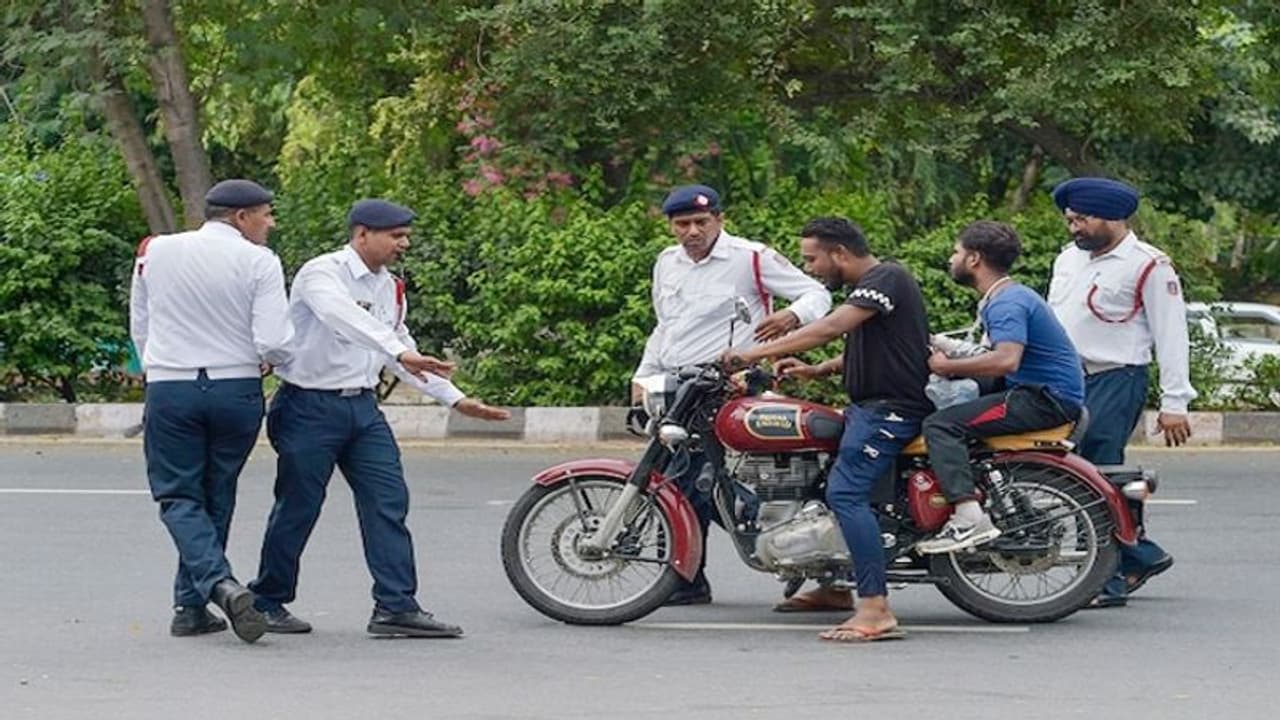 चालान पर केंद्र Vs राज्य : मोदी सरकार के इस फैसले को बीजेपी शासित 7 राज्य नहीं दे रहे ग्रीन सिग्नल चालान पर केंद्र Vs राज्य : मोदी सरकार के इस फैसले को बीजेपी शासित 7 राज्य नहीं दे रहे ग्रीन सिग्नल