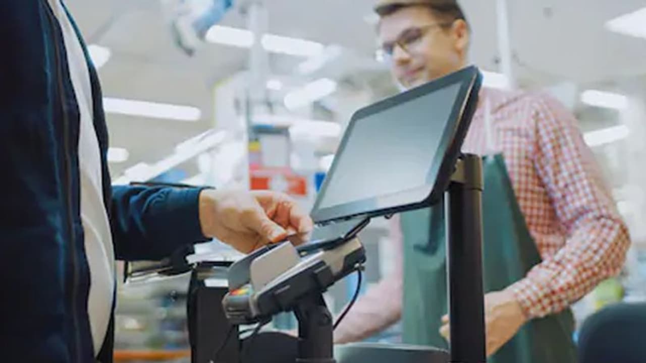 मॉल में पेमेंट के दौरान याद कर लेता था क्रेडिट कार्ड की डिटेल्स, फिर लोगों को बना देता था कंगाल मॉल में पेमेंट के दौरान याद कर लेता था क्रेडिट कार्ड की डिटेल्स, फिर लोगों को बना देता था कंगाल