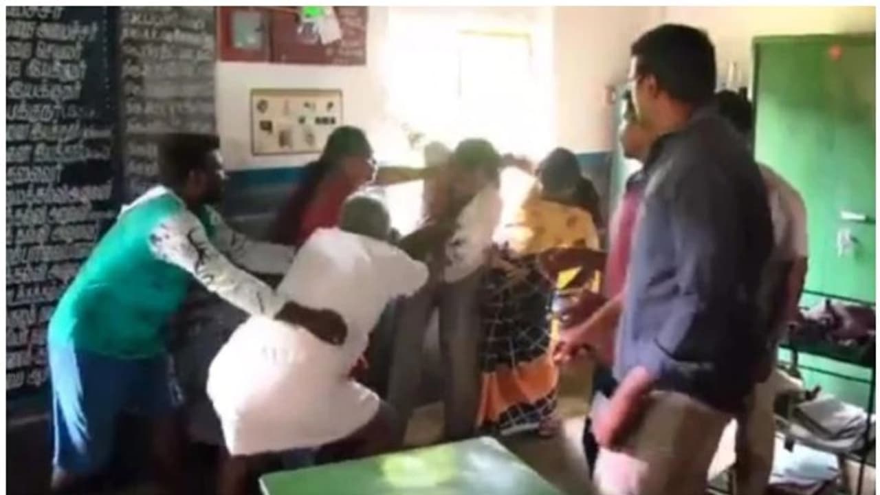 பள்ளி வளாகத்தில் சத்துணவு அமைப்பாளருடன் உல்லாசம்... ஆசிரியர் மீது போக்சோ சட்டம் பாய்ந்தது..! பள்ளி வளாகத்தில் சத்துணவு அமைப்பாளருடன் உல்லாசம்... ஆசிரியர் மீது போக்சோ சட்டம் பாய்ந்தது..!