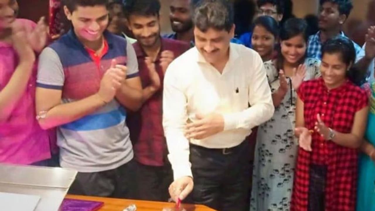 ओडिशा का 'सुपर 30', कभी गरीबी के चलते छोड़ी थी पढ़ाई, अब ऐसे ही बच्चों के सपनों को दे रहा उड़ान ओडिशा का 'सुपर 30', कभी गरीबी के चलते छोड़ी थी पढ़ाई, अब ऐसे ही बच्चों के सपनों को दे रहा उड़ान