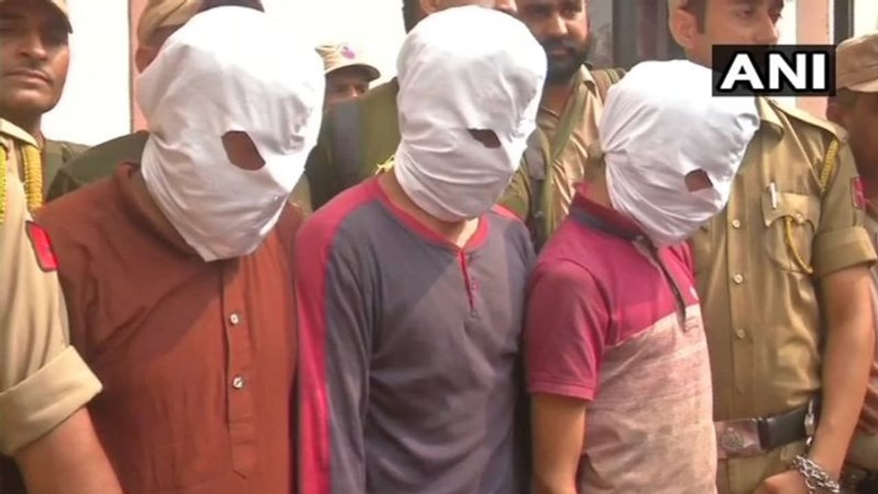 ആയുധങ്ങളുമായി വന്ന ട്രക്ക്; കശ്മീരിൽ പിടിയിലായവർക്ക് ജയ്ഷെ മുഹമ്മദുമായി ബന്ധം ആയുധങ്ങളുമായി വന്ന ട്രക്ക്; കശ്മീരിൽ പിടിയിലായവർക്ക് ജയ്ഷെ മുഹമ്മദുമായി ബന്ധം