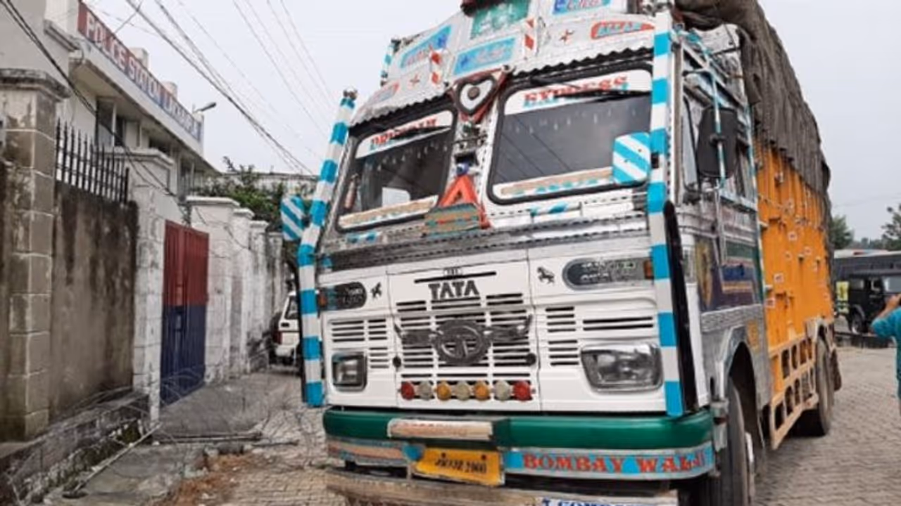 সীমান্ত পেরিয়ে পঞ্জাব থেকে কাশ্মীর, অস্ত্র জোগানের মাঝপথে বাজেয়াপ্ত ট্রাক, ধৃত তিন জঙ্গি সীমান্ত পেরিয়ে পঞ্জাব থেকে কাশ্মীর, অস্ত্র জোগানের মাঝপথে বাজেয়াপ্ত ট্রাক, ধৃত তিন জঙ্গি