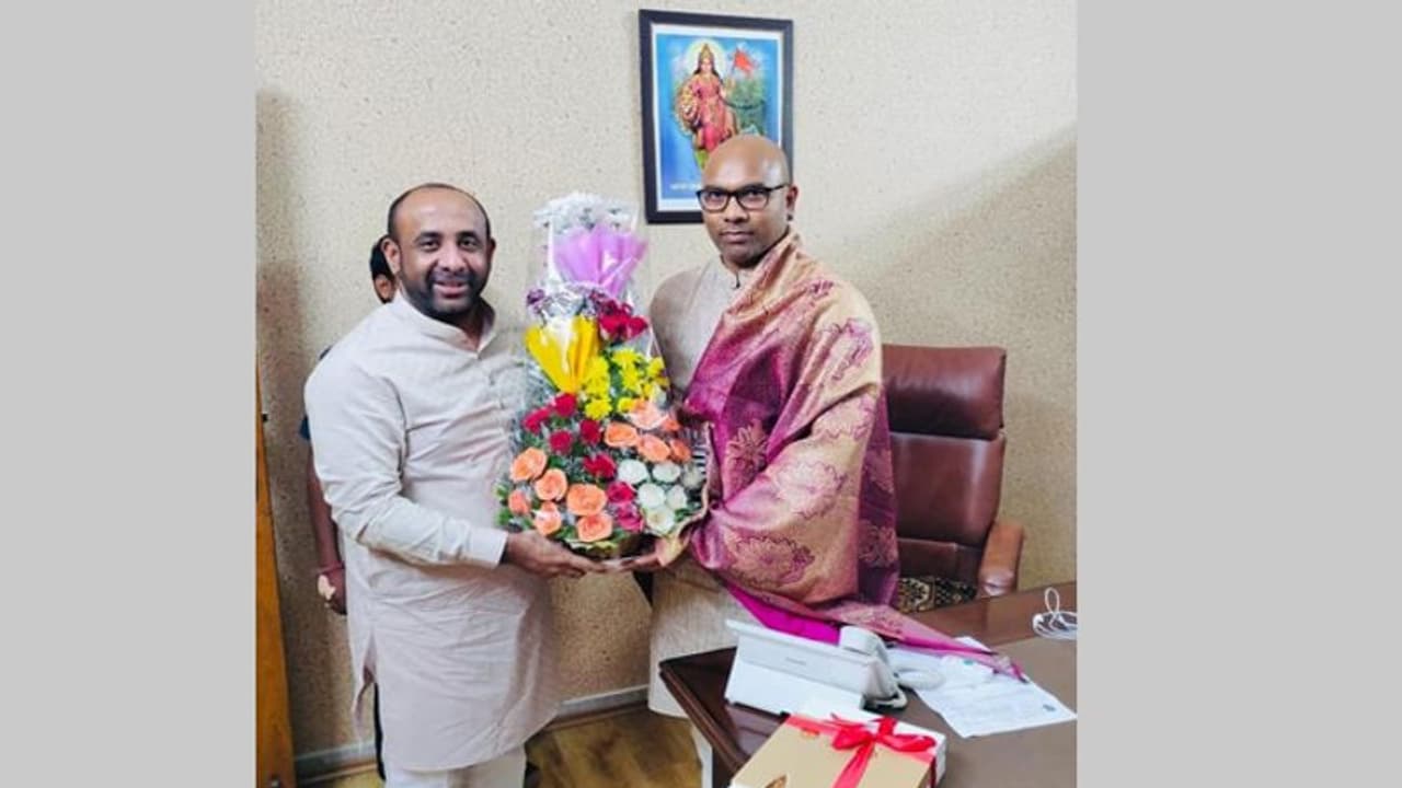 బిజెపి ఎంపీ ఆరవింద్ తో టీఆర్ఎస్ ఎమ్మల్యే షకీల్ భేటీ: గులాబీ పార్టీలో కలకలం బిజెపి ఎంపీ ఆరవింద్ తో టీఆర్ఎస్ ఎమ్మల్యే షకీల్ భేటీ: గులాబీ పార్టీలో కలకలం