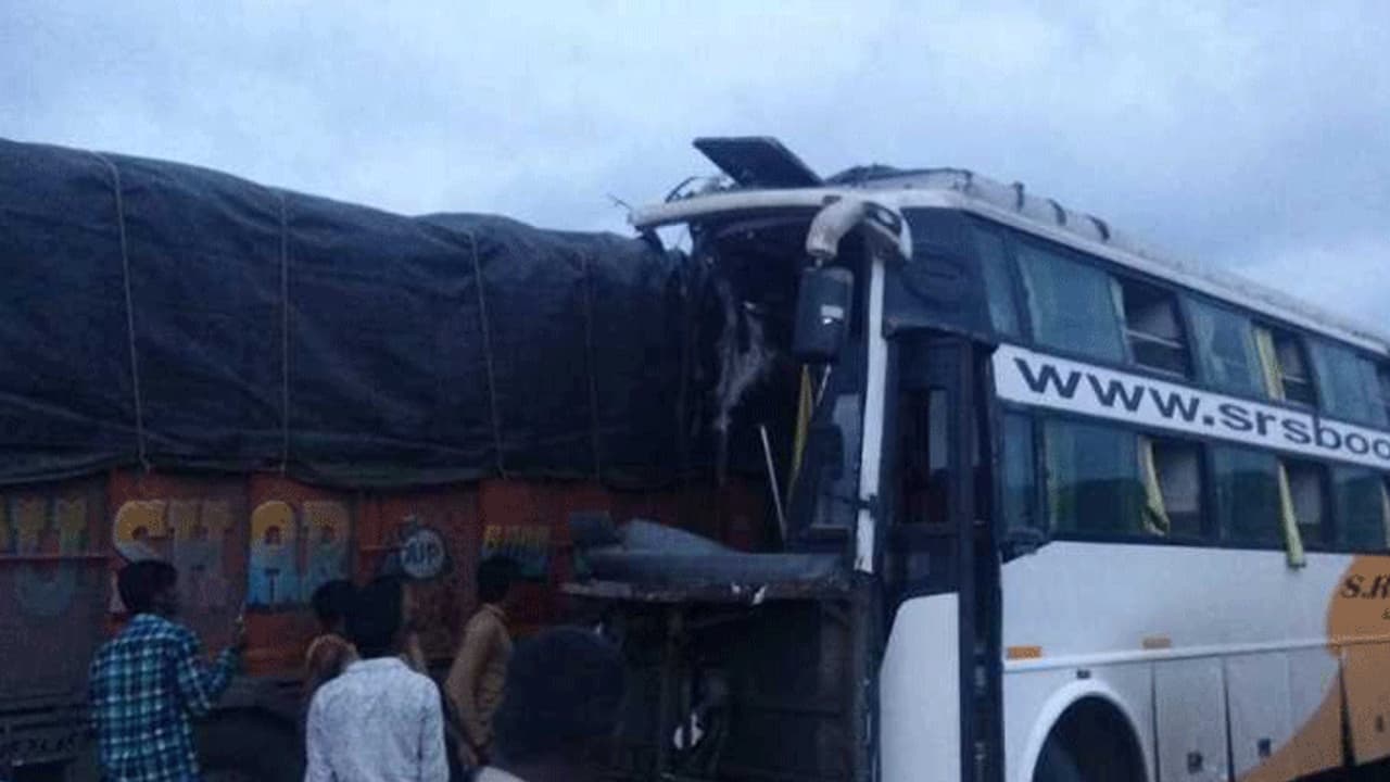 சொகுசு பேருந்து கண்டெய்னர் லாரி பயங்கர மோதல்... 6 பேர் உடல் நசுங்கி உயிரிழப்பு..! சொகுசு பேருந்து கண்டெய்னர் லாரி பயங்கர மோதல்... 6 பேர் உடல் நசுங்கி உயிரிழப்பு..!