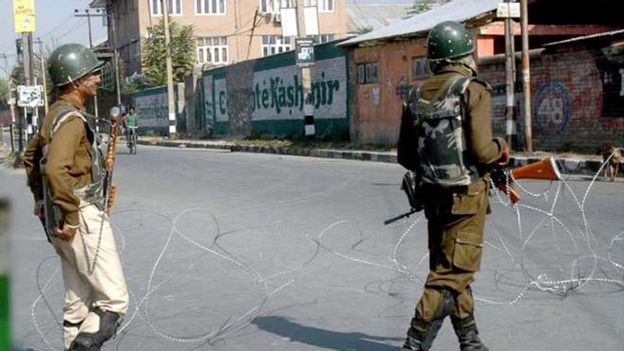 आर्टिकल 370 हटने के 39 दिन बाद भी घाटी के ऐसे हैं हालात आर्टिकल 370 हटने के 39 दिन बाद भी घाटी के ऐसे हैं हालात