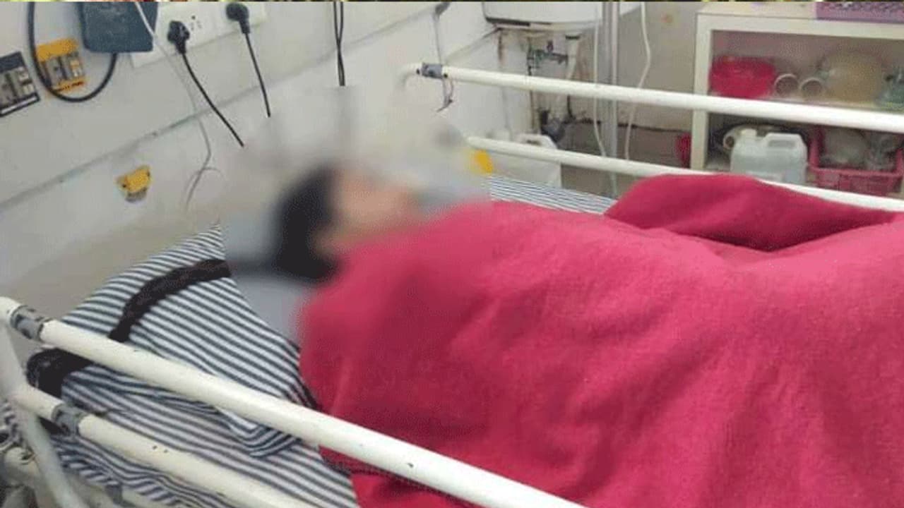 ప్రభుత్వ వైద్యుల నిర్లక్ష్యం... ఆస్పత్రి వరండాలోనే గర్భిణి ప్రసవం ప్రభుత్వ వైద్యుల నిర్లక్ష్యం... ఆస్పత్రి వరండాలోనే గర్భిణి ప్రసవం