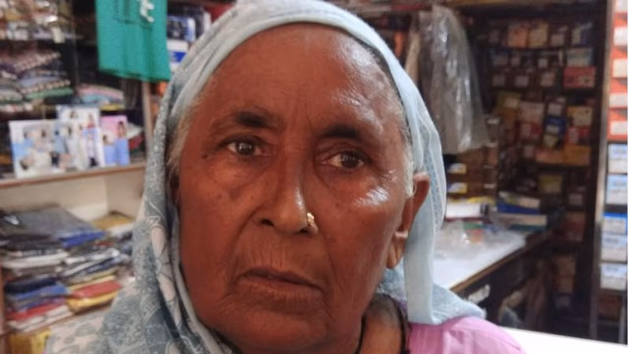 लिफ्ट देने के बहाने बुजुर्ग महिला से लूटे लाखों के जेवरात