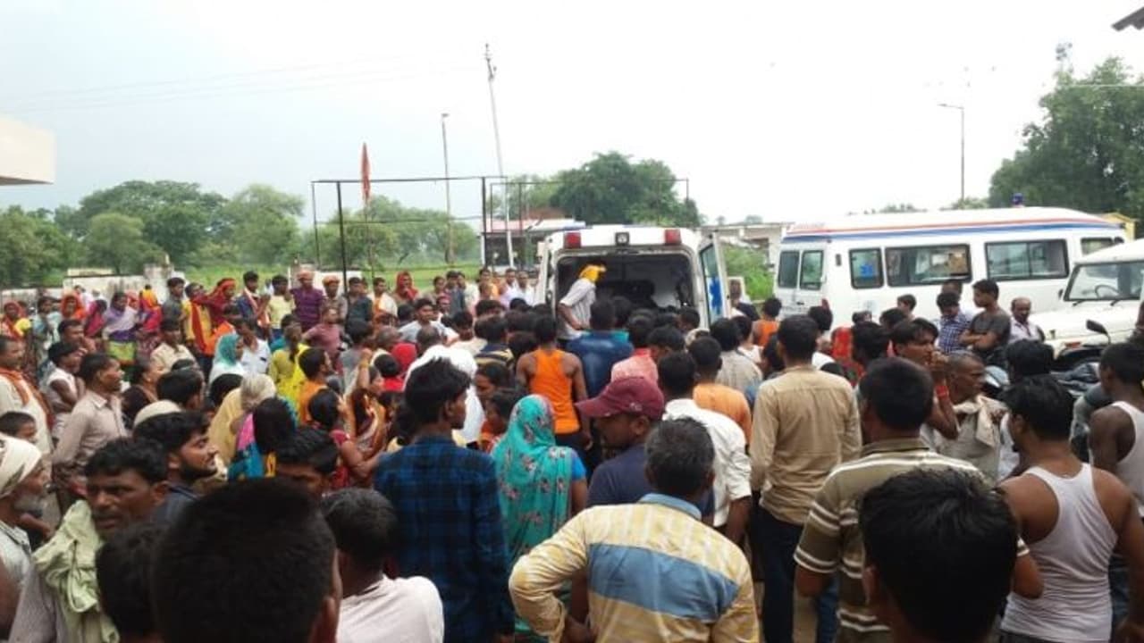 बारिश से बचने के लिए लिया जिस पेड़ का सहारा वही बनी मौत की वजह