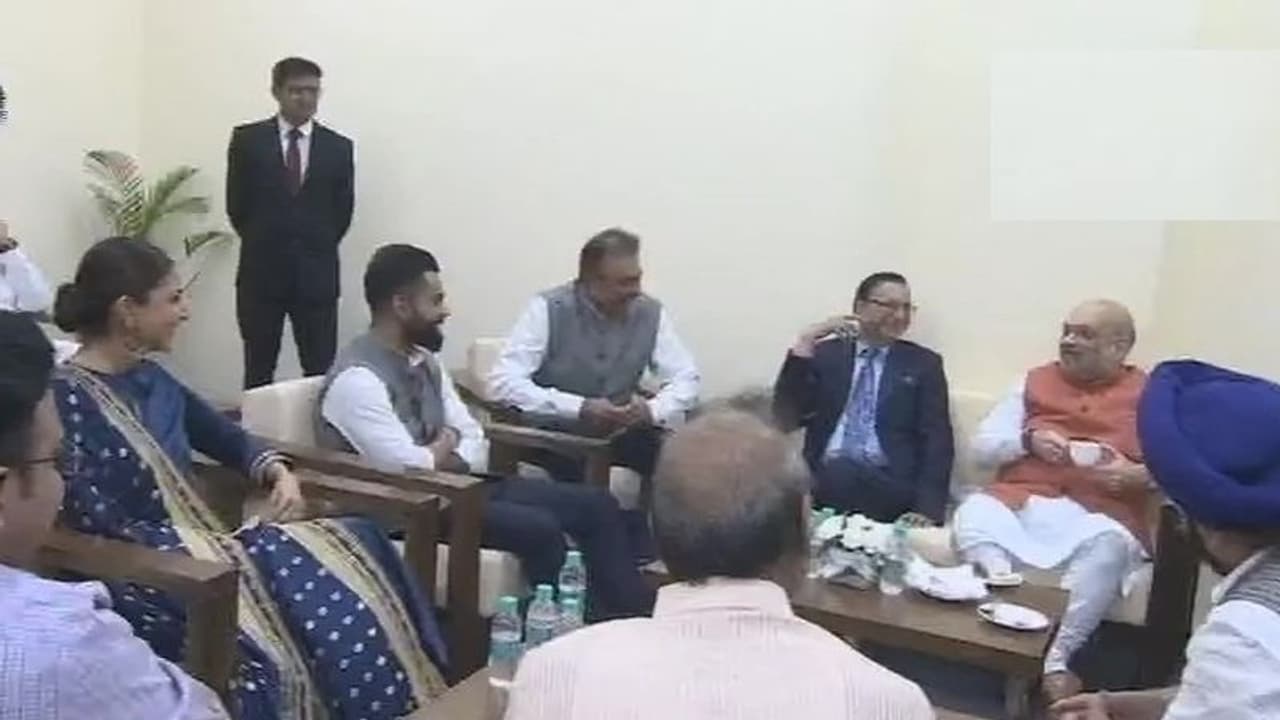 ಟೀಂ ಇಂಡಿಯಾ ಕ್ರಿಕೆಟಿಗರ ಜೊತೆ ಶಾ ಮಾತುಕತೆ; ಟ್ರೋಲ್ ಆದ ಅನುಷ್ಕಾ! ಟೀಂ ಇಂಡಿಯಾ ಕ್ರಿಕೆಟಿಗರ ಜೊತೆ ಶಾ ಮಾತುಕತೆ; ಟ್ರೋಲ್ ಆದ ಅನುಷ್ಕಾ!