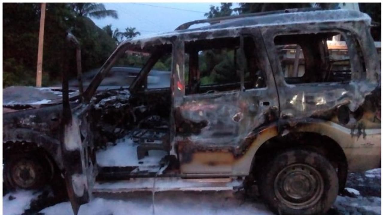 ഓടിക്കൊണ്ടിരുന്ന കാർ പെട്രോള് പമ്പിന് സമീപം കത്തി നശിച്ചു ഓടിക്കൊണ്ടിരുന്ന കാർ പെട്രോള് പമ്പിന് സമീപം കത്തി നശിച്ചു