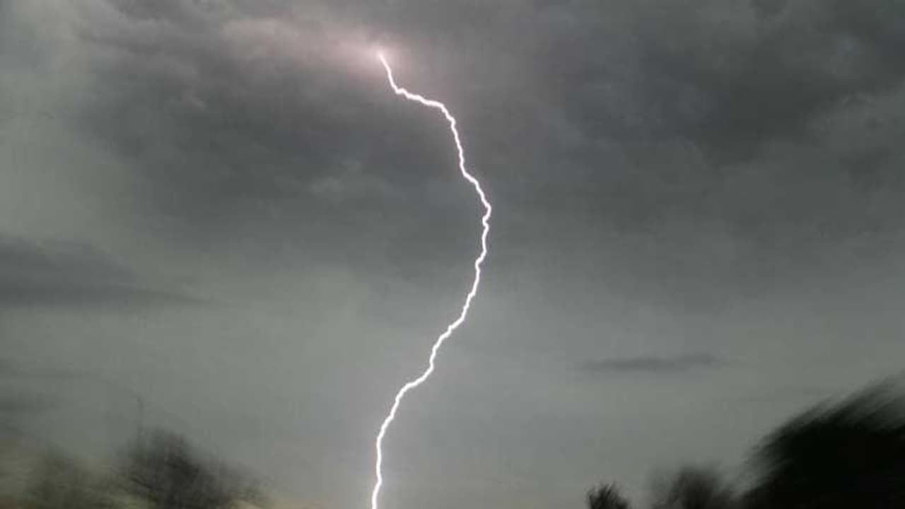 পেটের জ্বালায় লকডাউন লঙ্ঘন, বজ্রাঘাতে প্রাণ হারালেন মুর্শিদাবাদের কৃষক পেটের জ্বালায় লকডাউন লঙ্ঘন, বজ্রাঘাতে প্রাণ হারালেন মুর্শিদাবাদের কৃষক