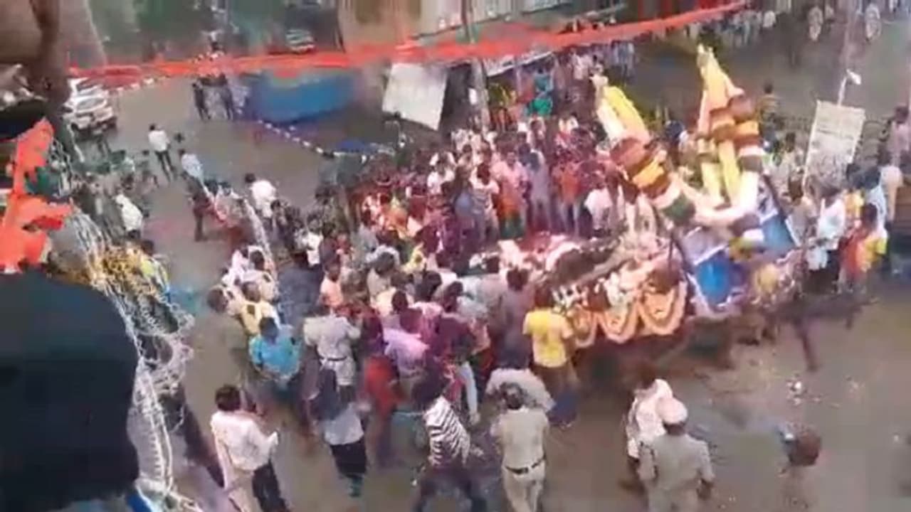 ಹಿಂಭಾರ ಹೆಚ್ಚಾಗಿ ಟ್ರಾಕ್ಟರ್ ಟ್ರೈಲರ್ನಿಂದ ಬಿದ್ದ ಗಣೇಶ! ಹಿಂಭಾರ ಹೆಚ್ಚಾಗಿ ಟ್ರಾಕ್ಟರ್ ಟ್ರೈಲರ್ನಿಂದ ಬಿದ್ದ ಗಣೇಶ!