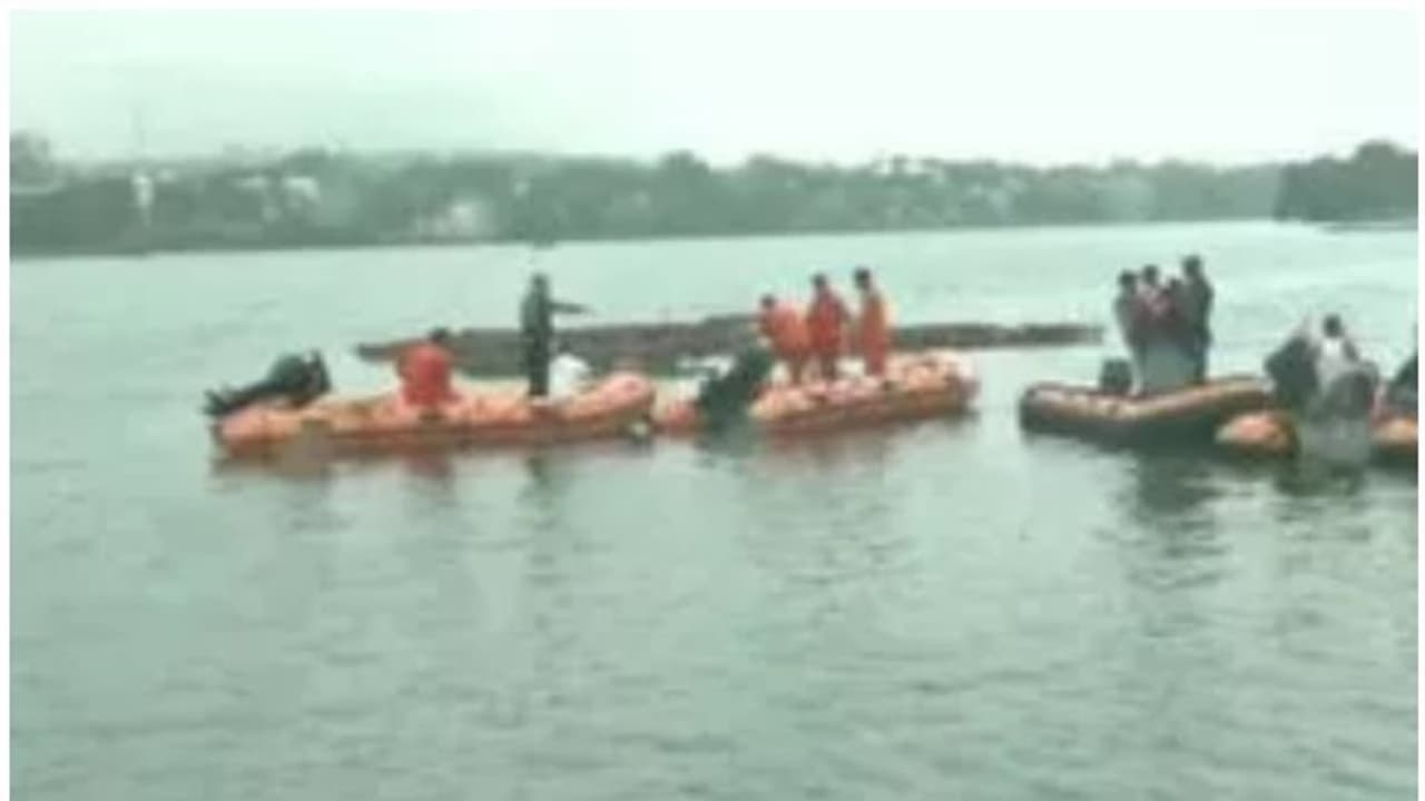 ഗണപതി വിഗ്രഹ നിമജ്ജനത്തിനിടെ ഭോപ്പാലില് ബോട്ടപകടം; 11 മരണം ഗണപതി വിഗ്രഹ നിമജ്ജനത്തിനിടെ ഭോപ്പാലില് ബോട്ടപകടം; 11 മരണം